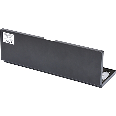 Schwarze Box mit Etikett und teilweise geöffnetem Deckel, Klingen sichtbar.